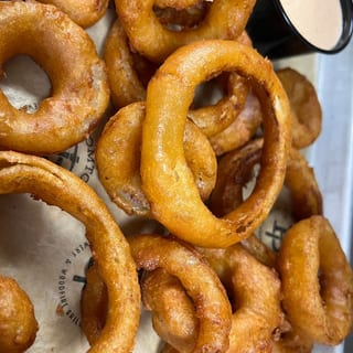 BREW-BATTERED ONION RINGS